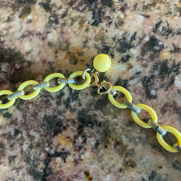 Vintage Floral Jewelry Set in Yellow and Gold tones - Picture 6 of 6